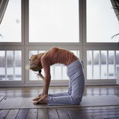 Спортивная Валерия занимается йогой фото #2