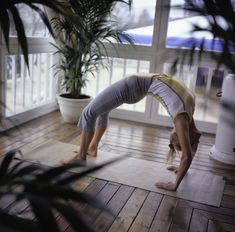 Спортивная Валерия занимается йогой фото #3