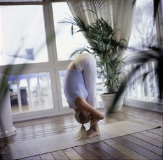 Спортивная Валерия занимается йогой фото #5