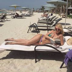 Красивая Валерия в бикини на пляже в Дубае фото #2