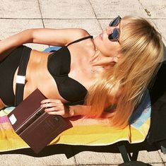 Сексуальная Валерия в купальнике загорает на солнышке фото #1