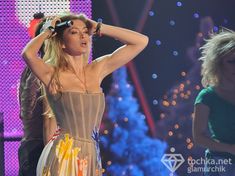 Крупные соски Веры Брежневой засветились в прозрачном платье на сцене фото #8