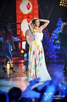 Крупные соски Веры Брежневой засветились в прозрачном платье на сцене фото #18