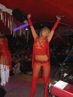 Страстная Вера Брежнева в возбуждающем наряде выступает на сцене