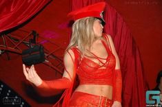 Страстная Вера Брежнева в возбуждающем наряде выступает на сцене