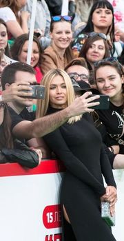 Аккуратные соски Веры Брежневой торчат сквозь платье на церемонии «МУЗ-ТВ»