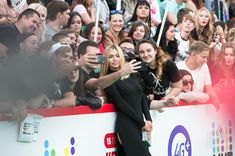 Аккуратные соски Веры Брежневой торчат сквозь платье на церемонии «МУЗ-ТВ»