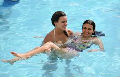 Сексуальная Виктория Джастис в ярком купальнике на Саус-Бич фото #20