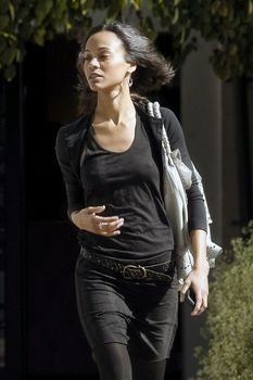 Изящные соски Зои Салдана торчат сквозь блузу в Западном Голливуде фото #4