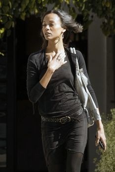 Изящные соски Зои Салдана торчат сквозь блузу в Западном Голливуде фото #5