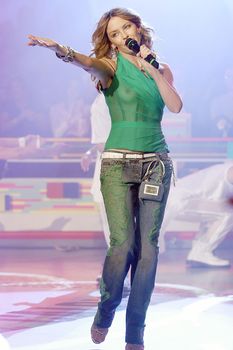 Красотка Кайли Миноуг показала голую грудь в прозрачном наряде на сцене фото #3