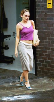 Соски Кайли Миноуг торчат сквозь майку на улице фото #1