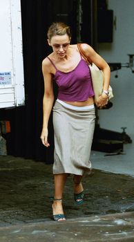 Соски Кайли Миноуг торчат сквозь майку на улице фото #2