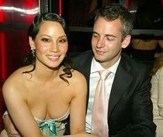 Открытое декольте Люси Лью в красивом наряде фото #1