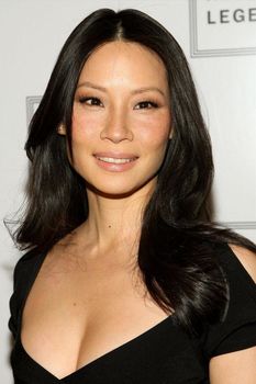 Красотка Люси Лью продемонстрировала глубокое декольте