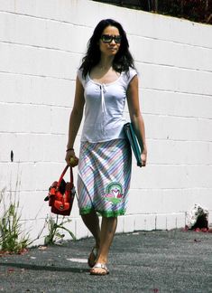 Изящные соски Люси Лью торчат сквозь майку на прогулке фото #1