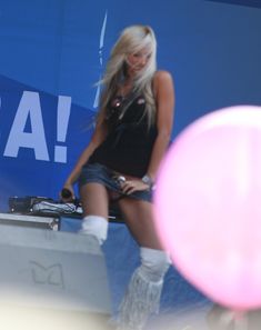 Горячая Ольга Бузова засветила трусики на сцене фото #2