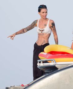 Спортивная Руби Роуз в бикини на пляже фото #1