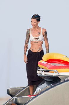 Спортивная Руби Роуз в бикини на пляже фото #2