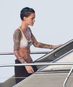 Спортивная Руби Роуз в бикини на пляже фото #5