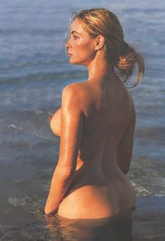 Полностью раздетая Эммануэль Беар засветила торчащий сосок фото #1