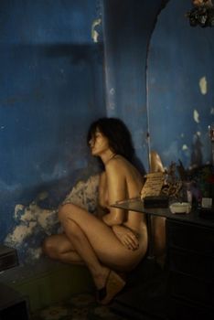 Абсолютно обнажённая Эммануэль Беар на чувственных фото фото #18