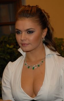 Пышногрудая Алина Кабаева с шикарным декольте фото #4