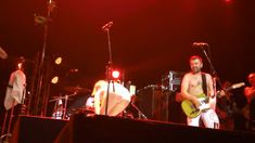 Горячая Алиса Вокс полностью разделась на сцене во время концерта «Ленинград» фото #1