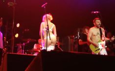 Горячая Алиса Вокс полностью разделась на сцене во время концерта «Ленинград» фото #2