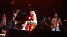 Горячая Алиса Вокс полностью разделась на сцене во время концерта «Ленинград» фото #3