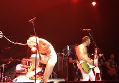 Горячая Алиса Вокс полностью разделась на сцене во время концерта «Ленинград» фото #4