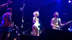 Горячая Алиса Вокс полностью разделась на сцене во время концерта «Ленинград» фото #5