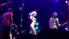 Горячая Алиса Вокс полностью разделась на сцене во время концерта «Ленинград» фото #6