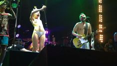 Горячая Алиса Вокс полностью разделась на сцене во время концерта «Ленинград» фото #9