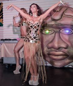 Большая грудь Анны Седоковой в сексуальном наряде на сцене