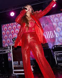 Горячая Анна Седокова засветила грудь на концерте