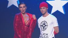 Горячая Анна Седокова засветила грудь на концерте