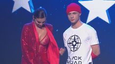 Горячая Анна Седокова засветила грудь на концерте