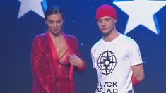 Горячая Анна Седокова засветила грудь на концерте