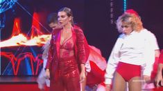 Горячая Анна Седокова засветила грудь на концерте