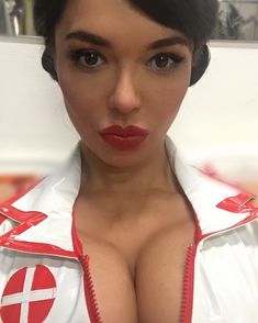 Горячая Карина Зверева в сексуальном образе медсестры фото #5