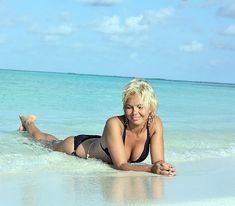 Красотка Карина Зверева в бикини на пляже фото #1