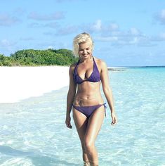 Красотка Карина Зверева в бикини на пляже фото #6