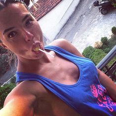 Сексуальная Карина Зверева на горячих селфи фото #4