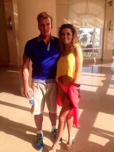 Взбудораженные соски Карины Зверевой в ярком наряде фото #1