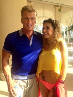 Взбудораженные соски Карины Зверевой в ярком наряде фото #2