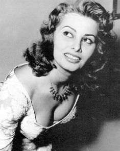 Шикарное декольте Софи Лорен в красивых нарядах фото #3