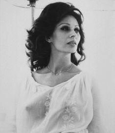 Красивая Софи Лорен засветила голую грудь в прозрачной блузе фото #1