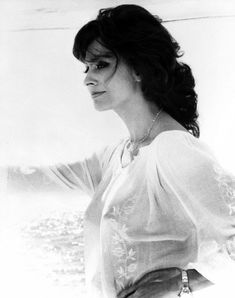 Красивая Софи Лорен засветила голую грудь в прозрачной блузе фото #2