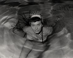 Горячая Софи Лорен оголила грудь под водой в фильме Two Nights with Cleopatra